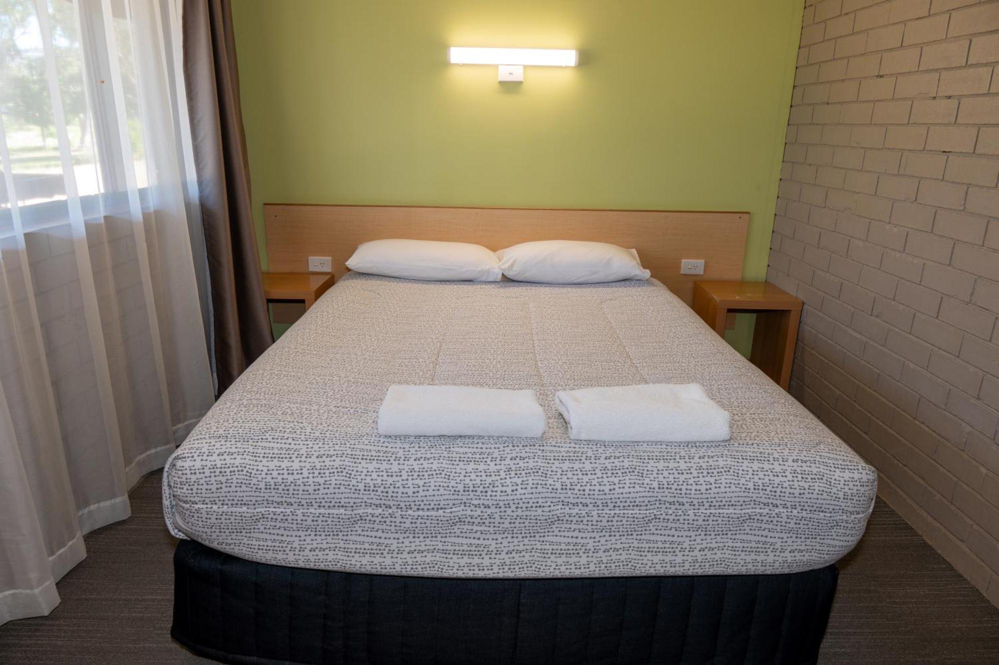 Tumut Valley Motel Pet Friendly Buitenkant foto