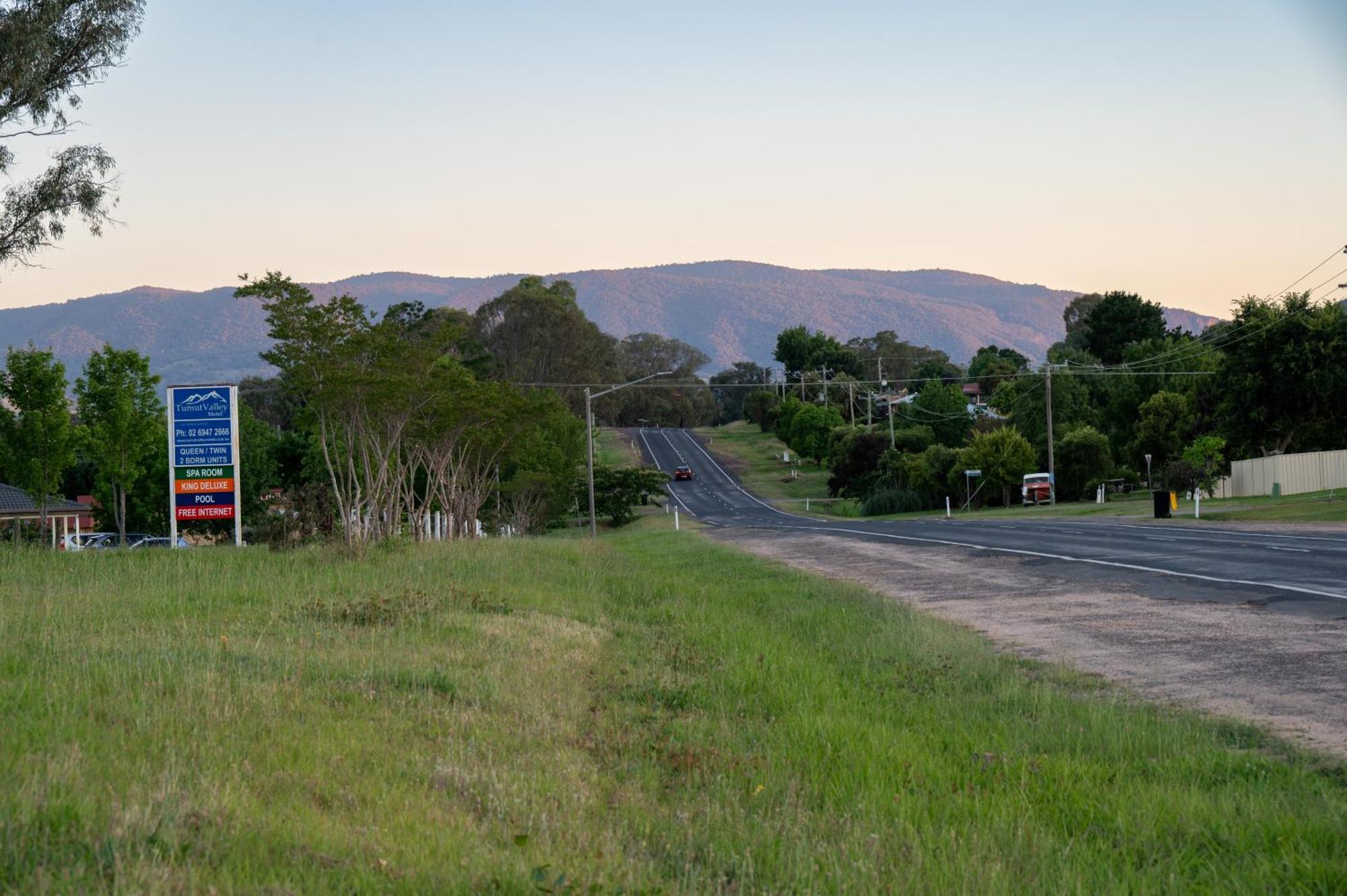 Tumut Valley Motel Pet Friendly Buitenkant foto