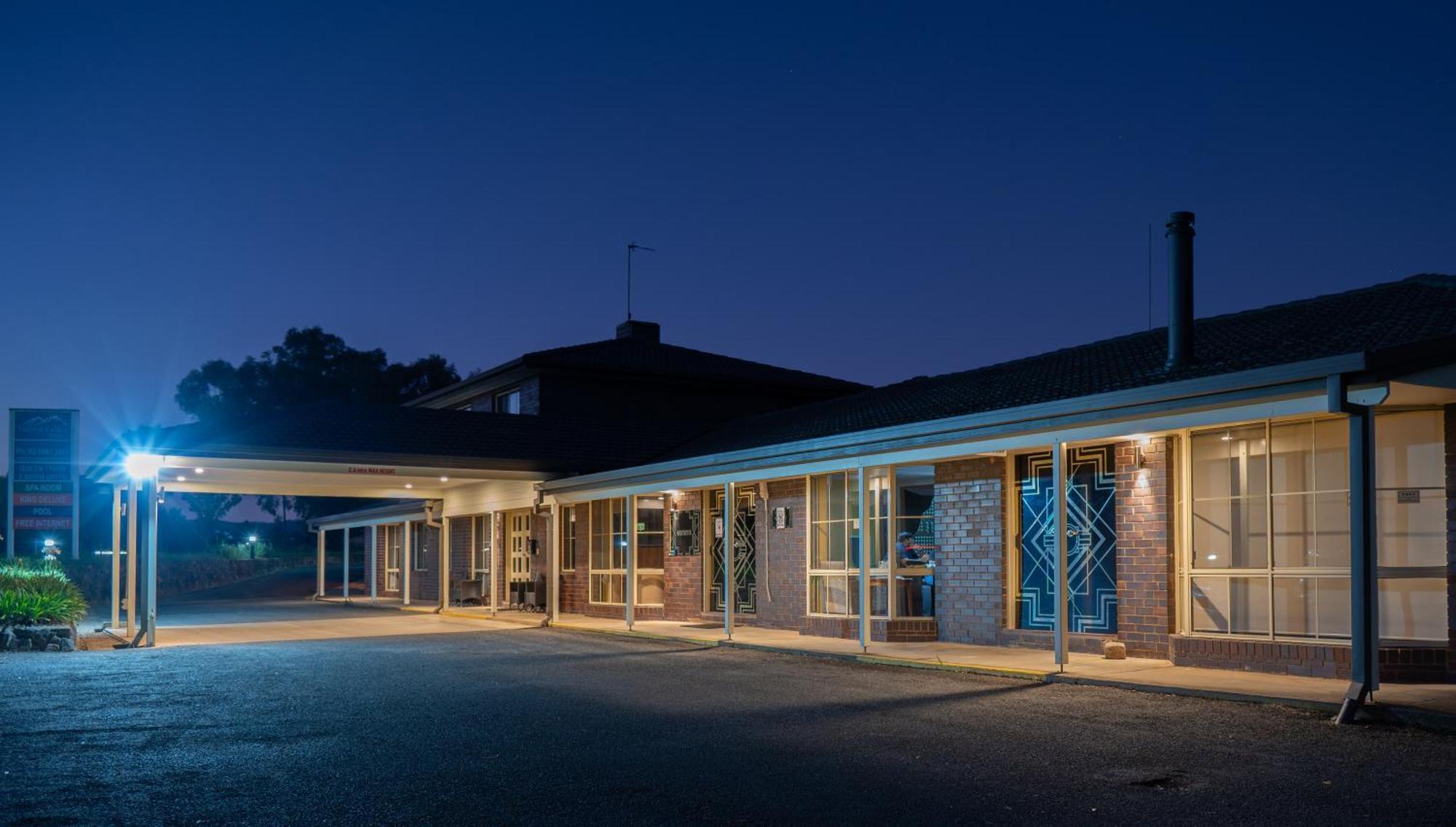 Tumut Valley Motel Pet Friendly Buitenkant foto