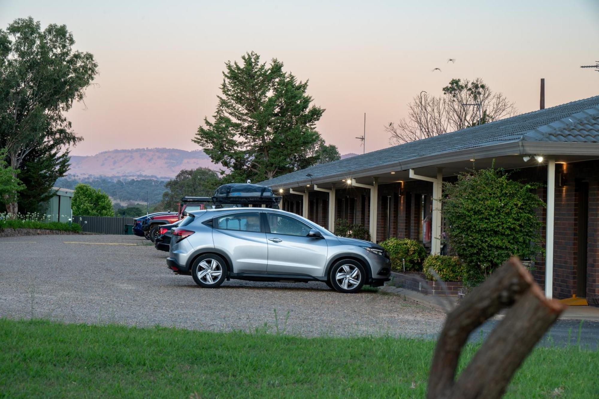 Tumut Valley Motel Pet Friendly Buitenkant foto