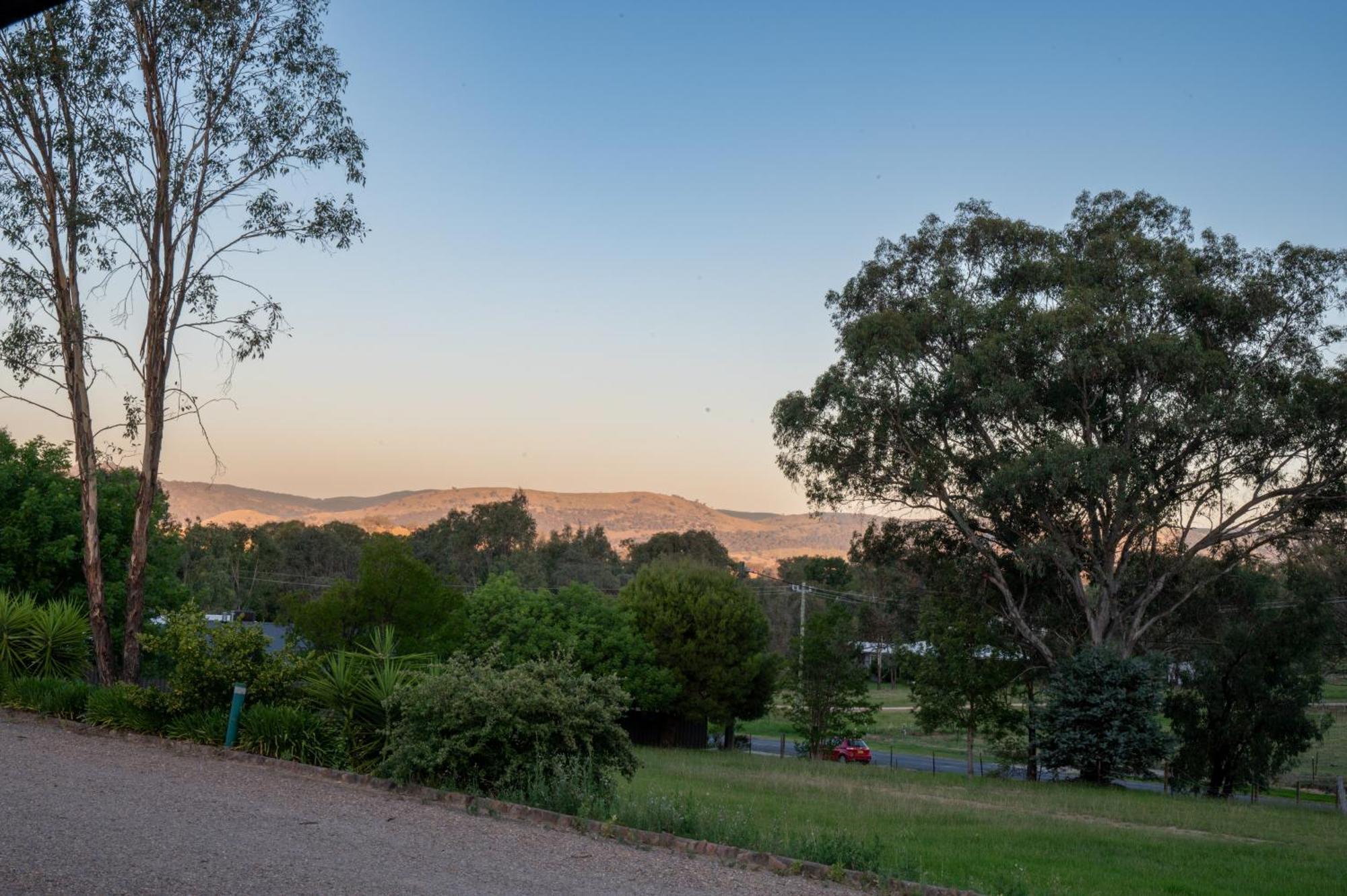Tumut Valley Motel Pet Friendly Buitenkant foto
