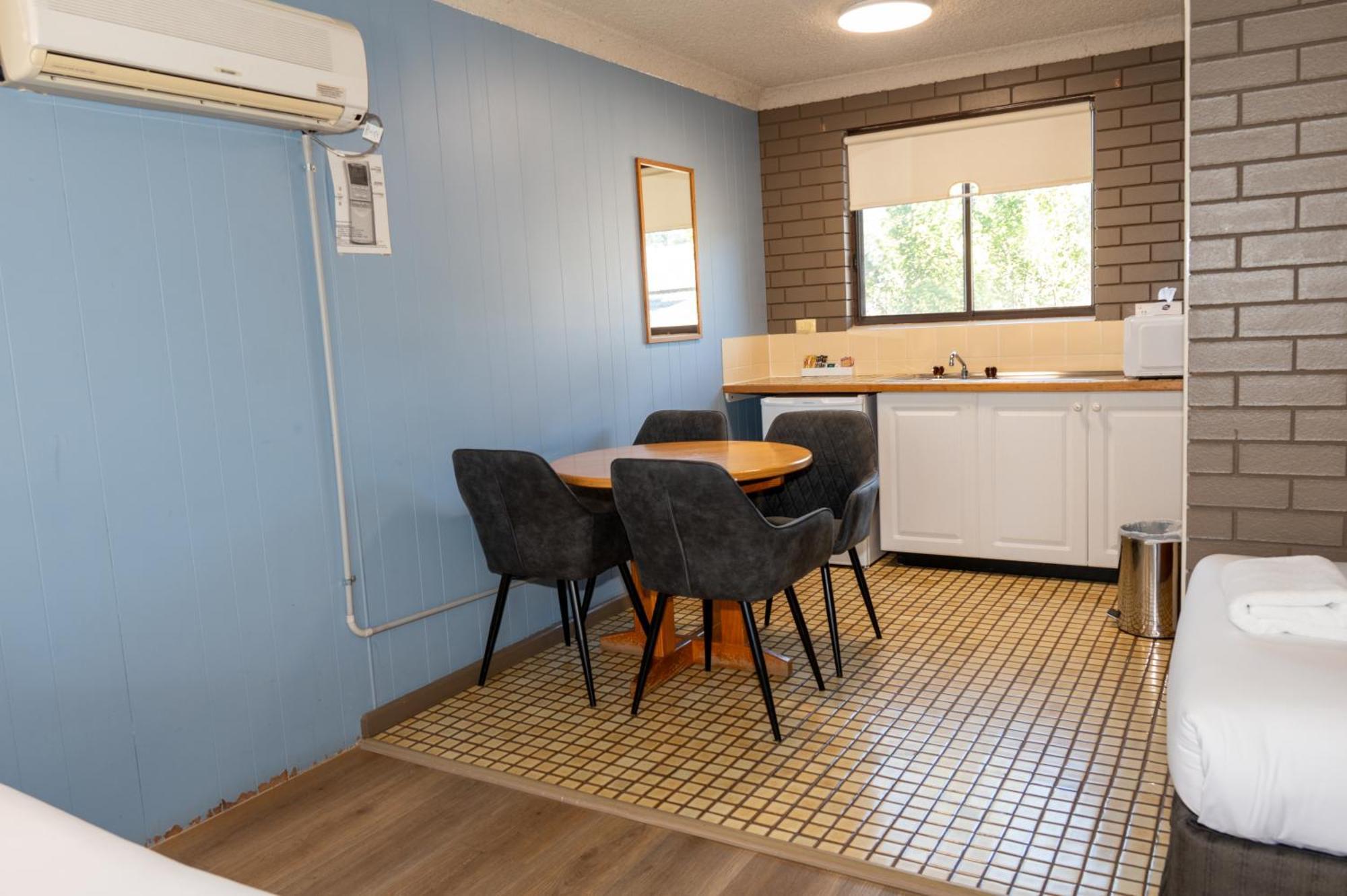 Tumut Valley Motel Pet Friendly Buitenkant foto