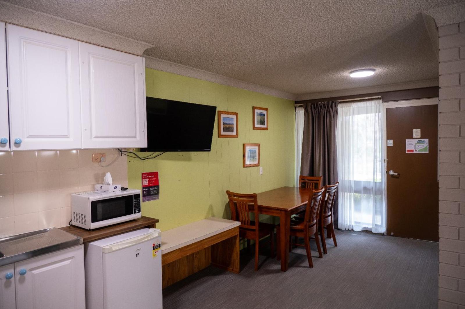 Tumut Valley Motel Pet Friendly Buitenkant foto