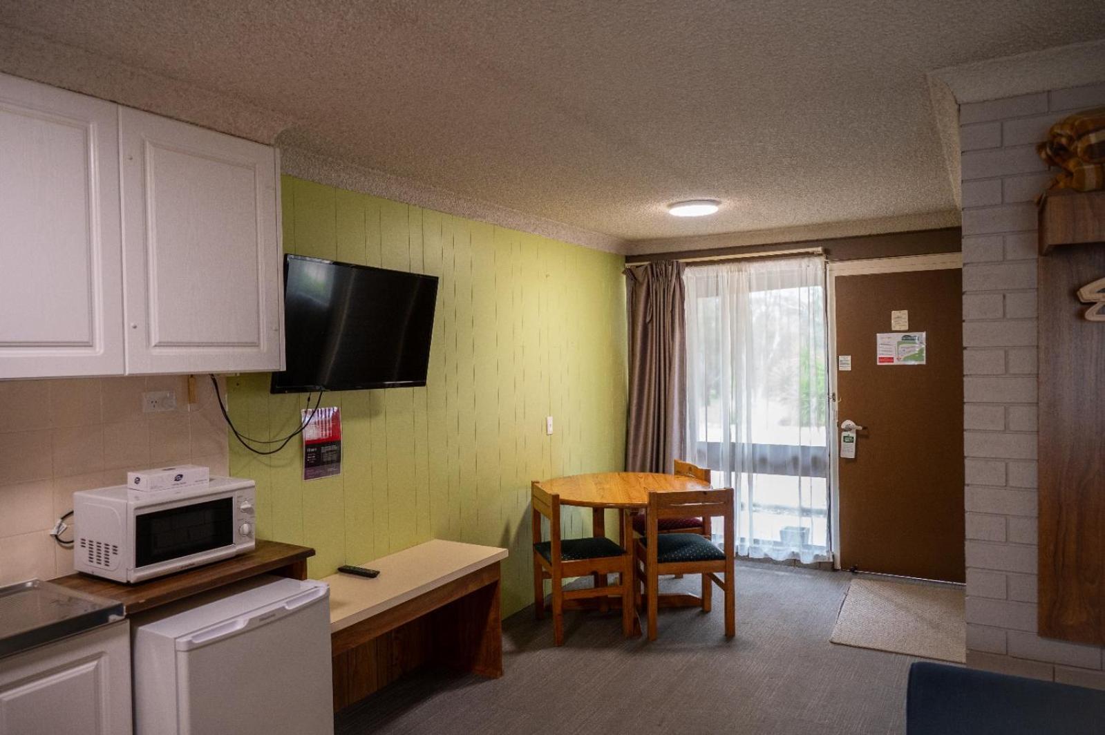 Tumut Valley Motel Pet Friendly Buitenkant foto