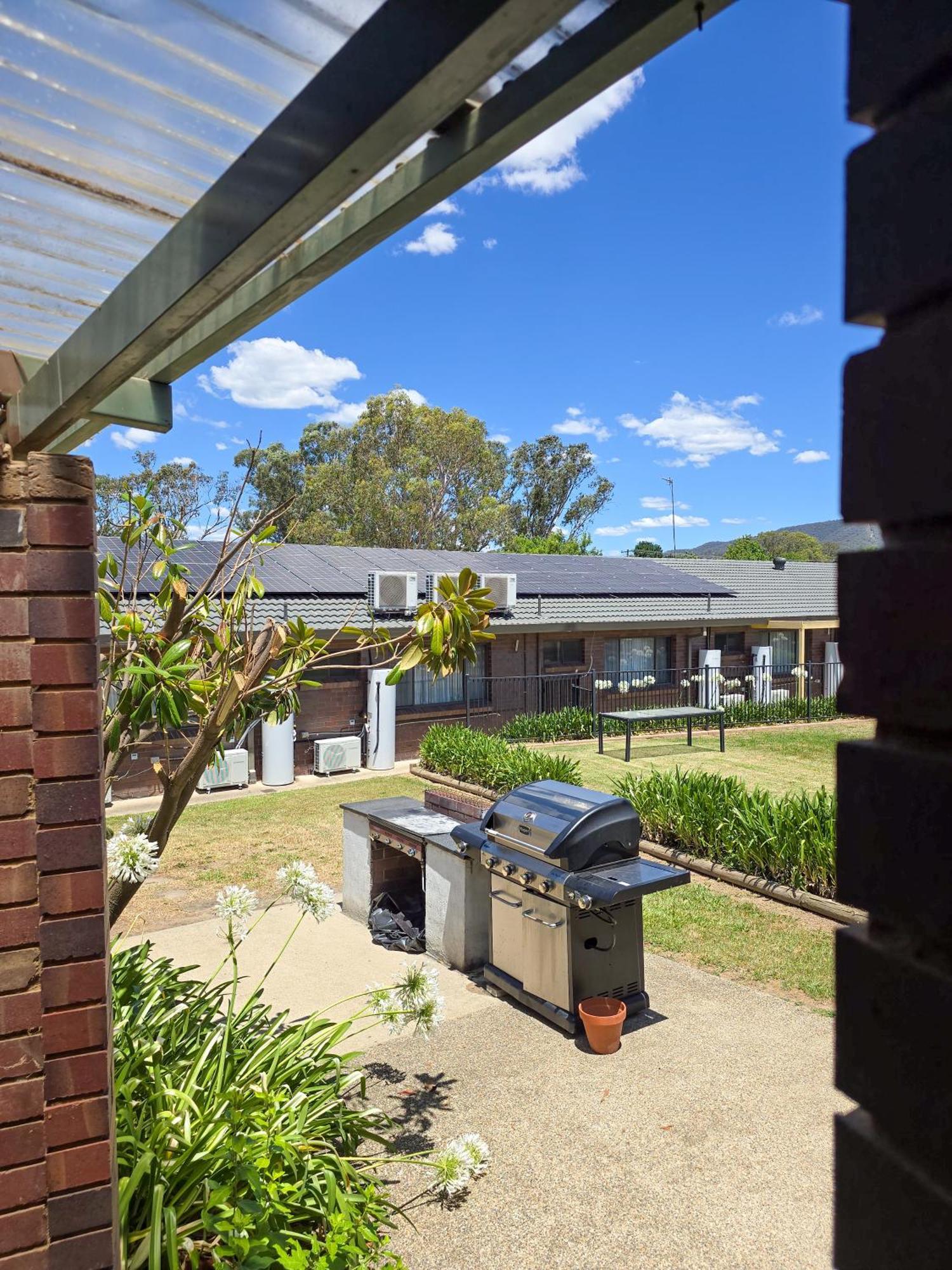 Tumut Valley Motel Pet Friendly Buitenkant foto