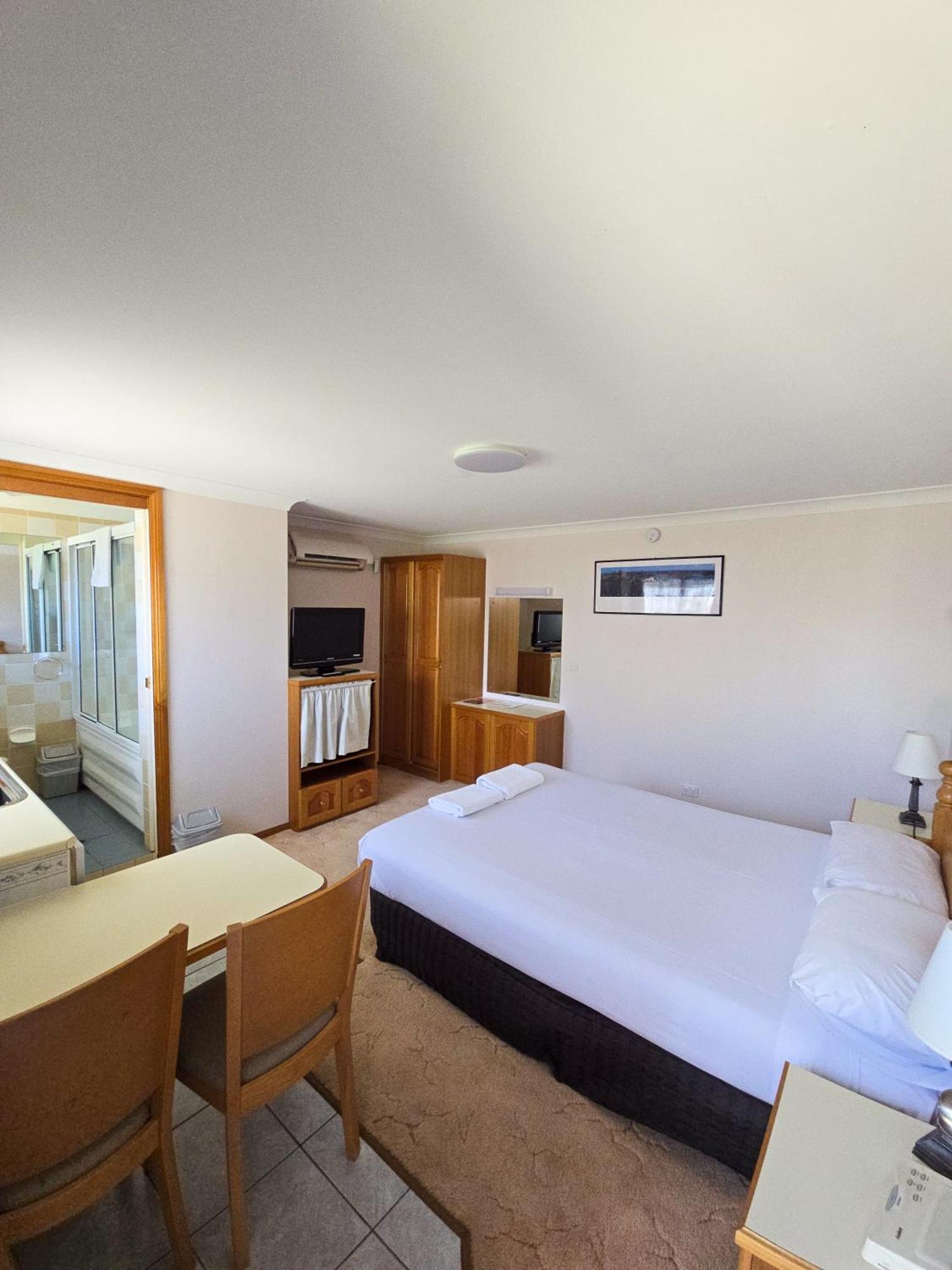 Tumut Valley Motel Pet Friendly Buitenkant foto