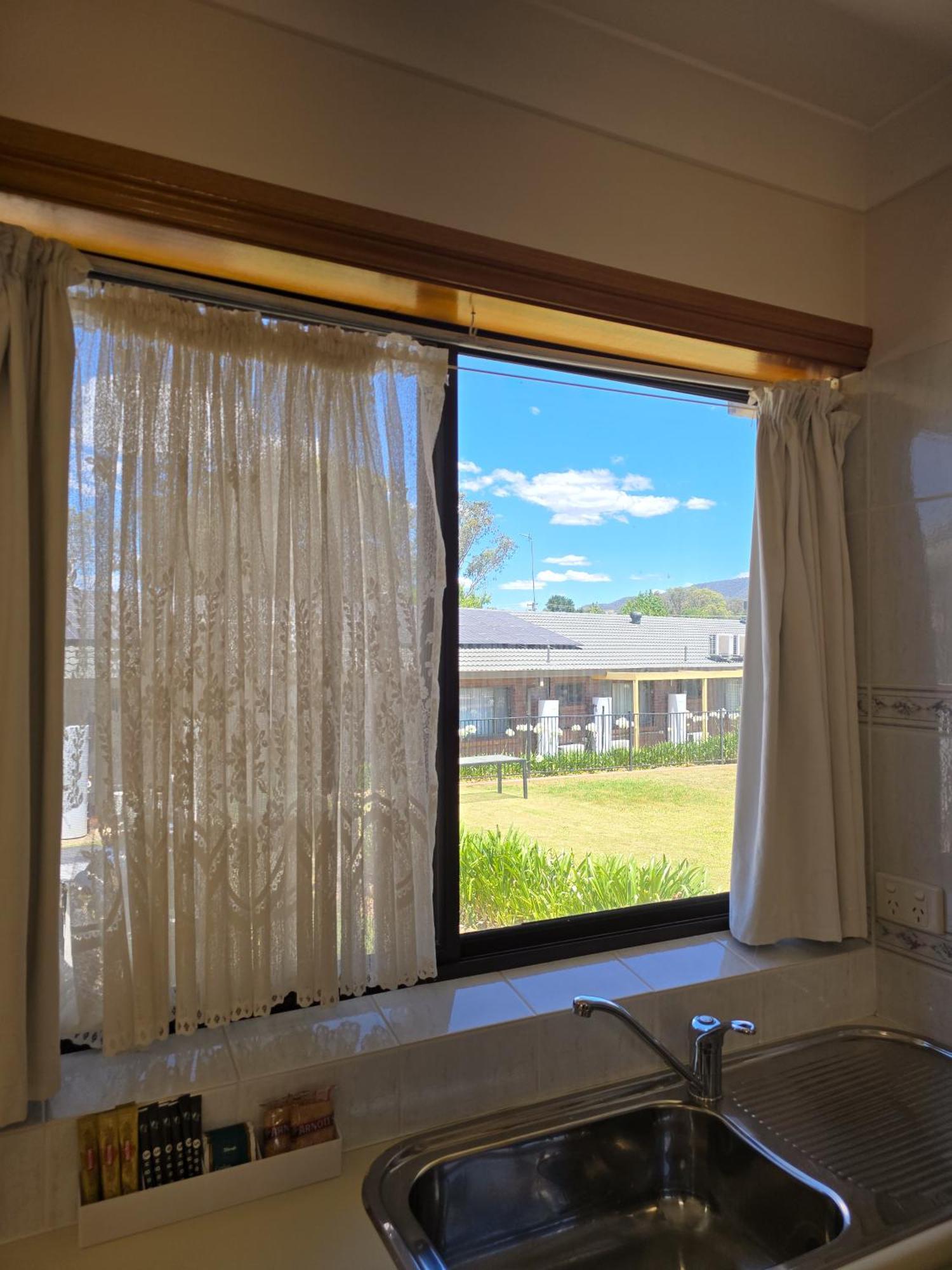 Tumut Valley Motel Pet Friendly Buitenkant foto